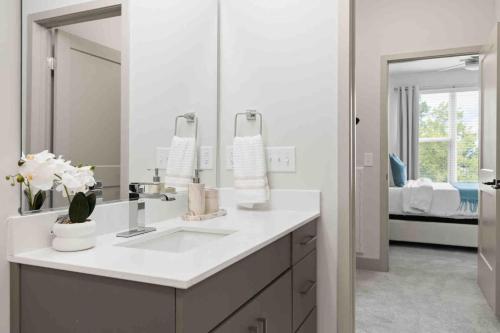Ένα ή περισσότερα κρεβάτια σε δωμάτιο στο Luxe Living 5 Min From Downtown