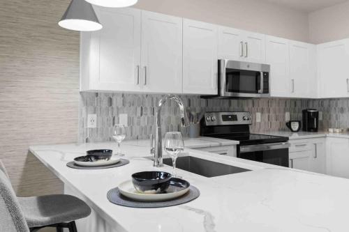 Η κουζίνα ή μικρή κουζίνα στο Luxe Living 5 Min From Downtown