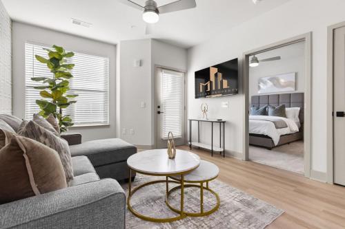 Wilders GroveにあるAllure Living 5 Min From Downtownのソファとテーブルのあるリビングルーム