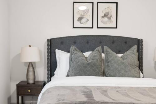 Wilders GroveにあるThe Luxe Living 5 Min From Downtownのベッドルーム1室(大型ベッド1台、枕4つ付)
