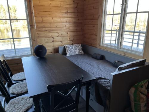 Newly built log cabin on a lakeside plot near Hultsfredにあるシーティングエリア