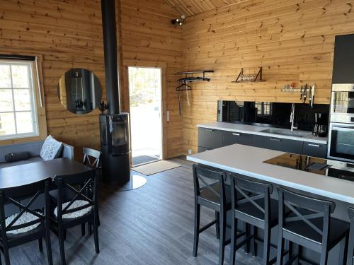 Newly built log cabin on a lakeside plot near Hultsfredにあるキッチンまたは簡易キッチン