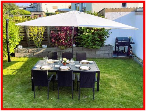 Κήπος έξω από το 85qm mit Garten und eigener Garage für 6 Personen, Moderne trifft Tradition - Apartment "Rosie"