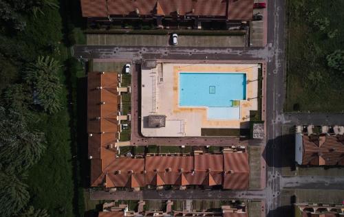 an overhead view of a building with a swimming pool at Seaside family flat-Beahost in Rosapineta