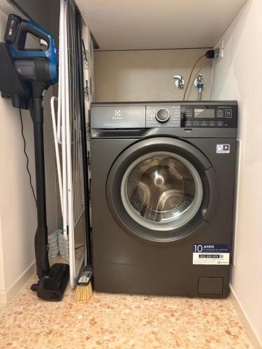 a washing machine in a room with a vacuum at IL Pollaio in Farra di Soligo