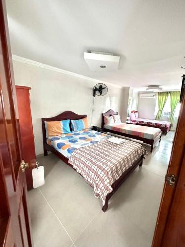 a bedroom with a bed and a couch at Lluvia del sur in Bucaramanga
