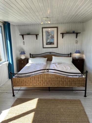 une chambre avec un grand lit dans une pièce dans l'établissement Alte Liebe, à Dörphof