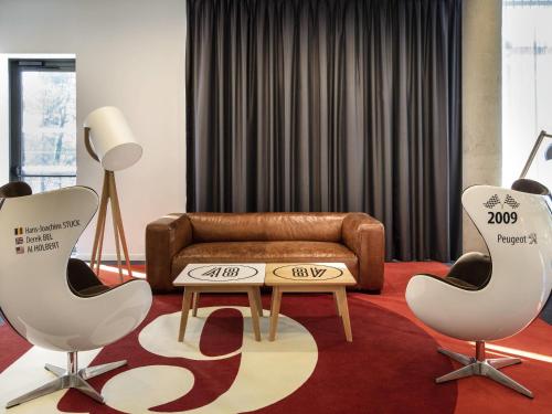a living room with a couch and two chairs at ibis Styles Le Mans Sud Mulsanne in Mulsanne
