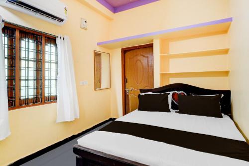 Una cama o camas en una habitación de Hotel O Lucky