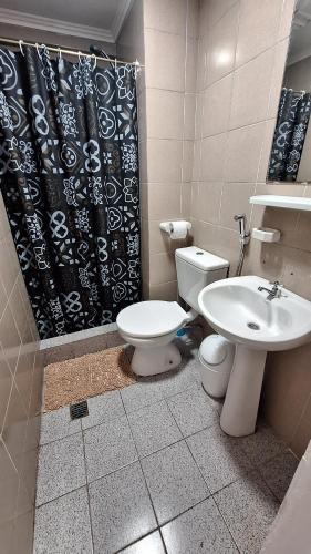 un baño con inodoro y lavabo en Departamentos Melina, en San Miguel de Tucumán