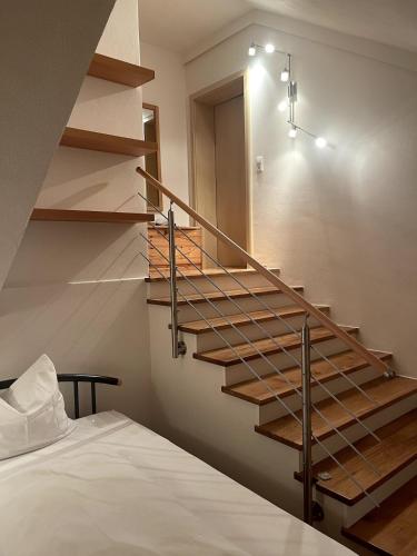 a staircase in a room with a bed next to it at Traumhafte Gartenwohnung in Pfaffenhofen an der Ilm