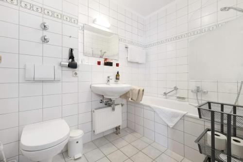 オーバーアウドルフにあるFewo Brünnstein - Nr 35 Romantikのトイレと洗面台を備えた白いバスルーム