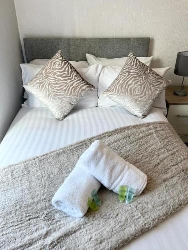Near the Beach 3Bedroom Apartment WIFI Modern & Spacious Sleeps 6にあるベッド