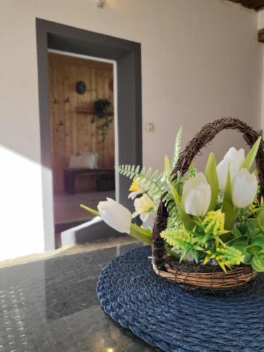Ein Blumenkorb steht auf einem Tisch. in der Unterkunft Pine House in Fürstenfeld
