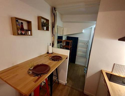 a small kitchen with a wooden table in a room at Le Bonaventure - Hypercentre in Périgueux