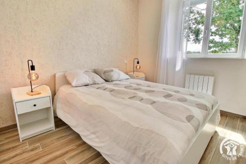 Ένα ή περισσότερα κρεβάτια σε δωμάτιο στο La maison de pomeleuc