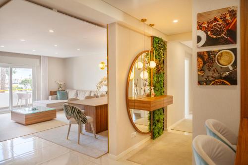 een woonkamer met een spiegel en een tafel bij Southern place Guesthouse in Lagos