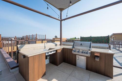 an outdoor kitchen with a grill on a patio at Elevator-Work Here-Gig WiFi-King Bed-Laundry in unit in Walnut Creek