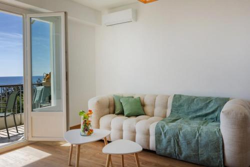 un soggiorno con divano e balcone di Casa des Iles a Bastia
