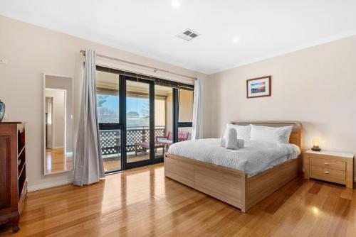 Ένα ή περισσότερα κρεβάτια σε δωμάτιο στο Hampton Retreat - South Fremantle Escape