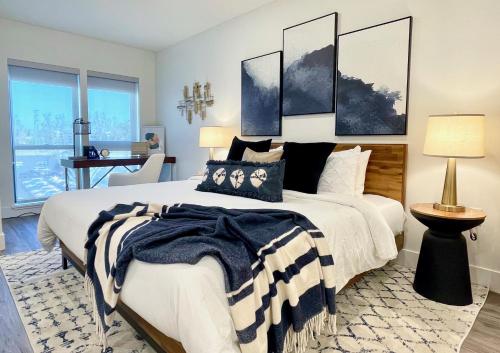 a bedroom with a large bed and a desk at Elevator-Work Here-Gig WiFi-King Bed-Laundry in unit in Walnut Creek