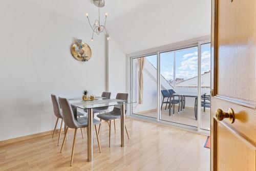 Penthouse-Suite 100m2 - 600m to beach