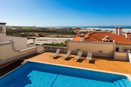 eine Villa mit Swimmingpool und Blick auf das Meer in der Unterkunft T3 Praia del Rey, piscina e vista mar, Óbidos, A7 in Óbidos