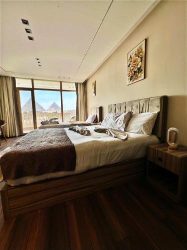 Roone pyramids view inn