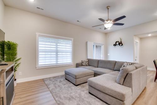Ruang duduk di Charming Ozark Abode with Yard and Pool Access