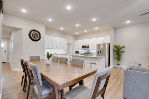 Dapur atau dapur kecil di Charming Ozark Abode with Yard and Pool Access