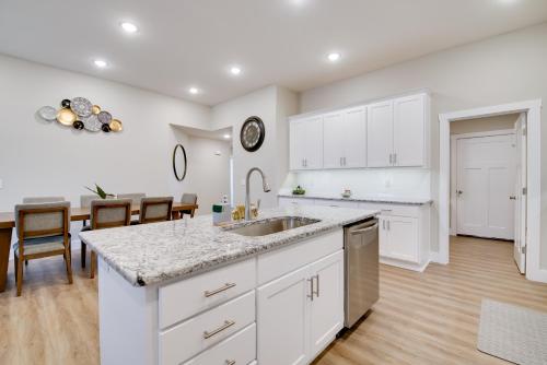 Dapur atau dapur kecil di Charming Ozark Abode with Yard and Pool Access