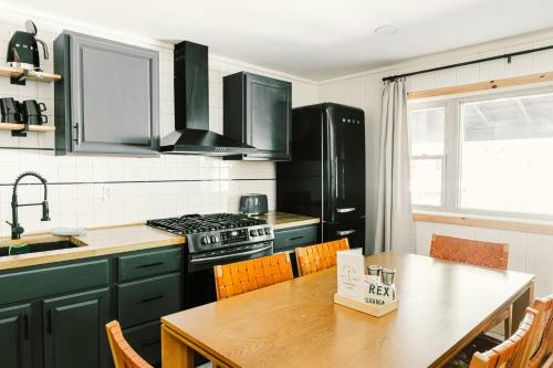 Una cocina o zona de cocina en The Rex