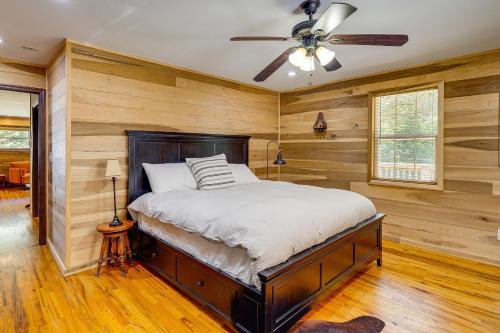 Voodi või voodid majutusasutuse Peaceful Cabin at Lake Logan with Spacious Yard! toas