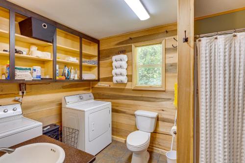 Vannituba majutusasutuses Peaceful Cabin at Lake Logan with Spacious Yard!