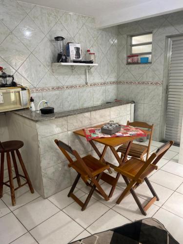 Kuchyň nebo kuchyňský kout v ubytování Kitnet espaçosa para casais