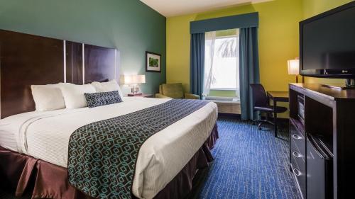 Ένα ή περισσότερα κρεβάτια σε δωμάτιο στο Best Western Plus Carrizo Springs Inn & Suites