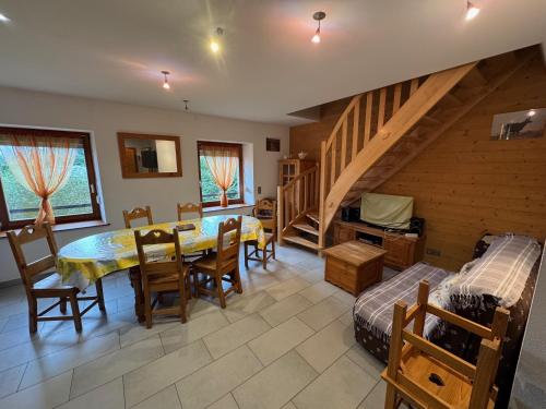 un salon avec une table à manger et une chambre dans l'établissement Domaine de la prairie des prés, à Vagney
