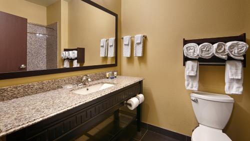 Ένα μπάνιο στο Best Western Plus Carrizo Springs Inn & Suites