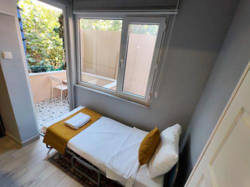 伊斯坦布尔sultanahmet musıc house的一间带床和窗户的小卧室