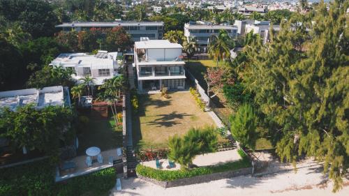 eine Luftaufnahme eines Hauses mit Garten in der Unterkunft Beachfront duplex with direct beach access in Cap Malheureux