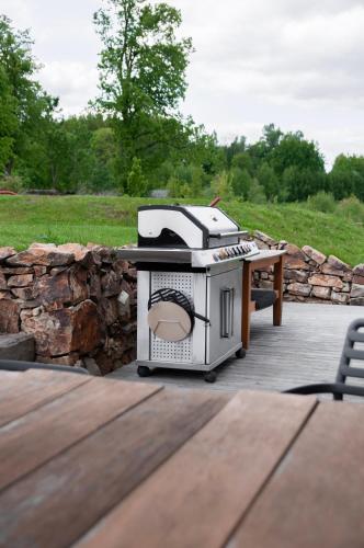 a grill sitting on a deck next to a table at Chalupa Nadohled in Červený Potok