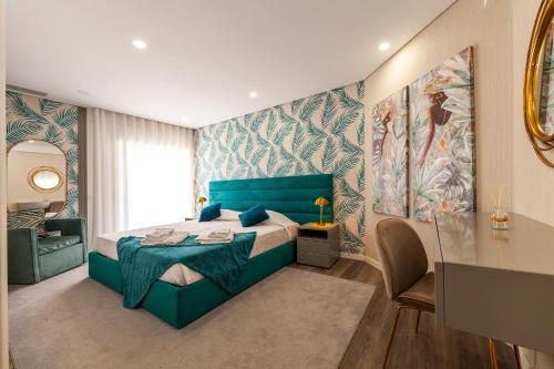 een slaapkamer met een blauw bed en een glazen tafel bij Southern place Guesthouse in Lagos