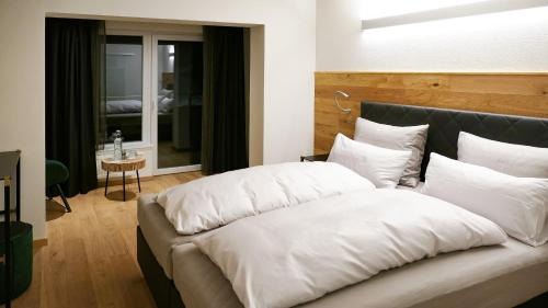 Postel nebo postele na pokoji v ubytování Black Summit Samnaun Boutique Hotel