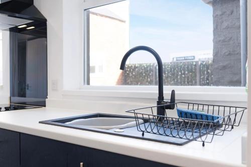 fregadero de cocina con tendedero junto a una ventana en New! 4BR in Durham Road, en Annfield Plain