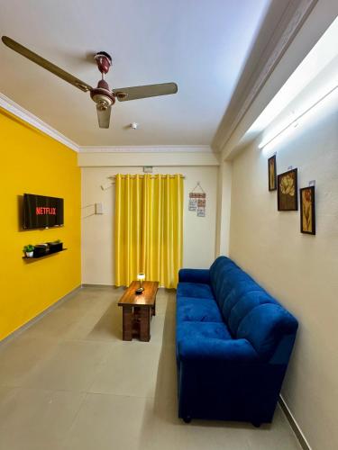 Ruang duduk di Namma Suites cozy 1BHK Stay Near Koramangala BTM layout