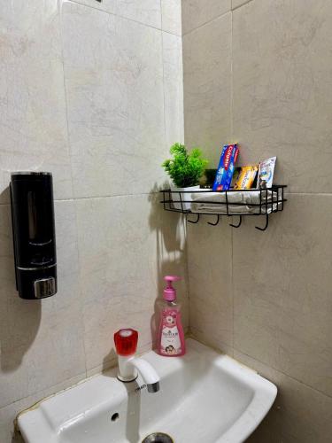 Bilik mandi di Namma Suites cozy 1BHK Stay Near Koramangala BTM layout