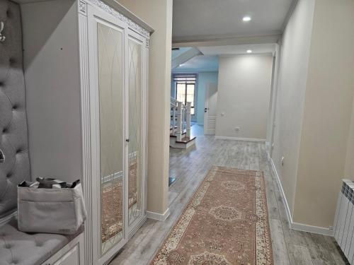 un corridoio di una casa con un tappeto di Двухэтажная квартира на Элебаева a Bishkek