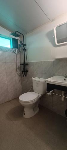 a bathroom with a toilet and a sink at อู่ตะเภาโฮมสเตย์byต้นไทร in Ban Nong Sa