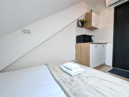 Tiny Studio w Detached Bath