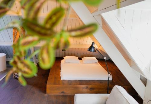 a bedroom with two beds in a attic at Villa la Vida in Tilburg